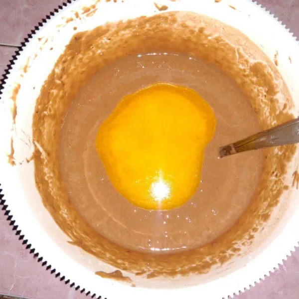 Setelah 30 menit, adonan sudah mengembang tambahan soda kue dan telur, aduk rata lalu tambahkan margarin cair, aduk lagi sampai rata.