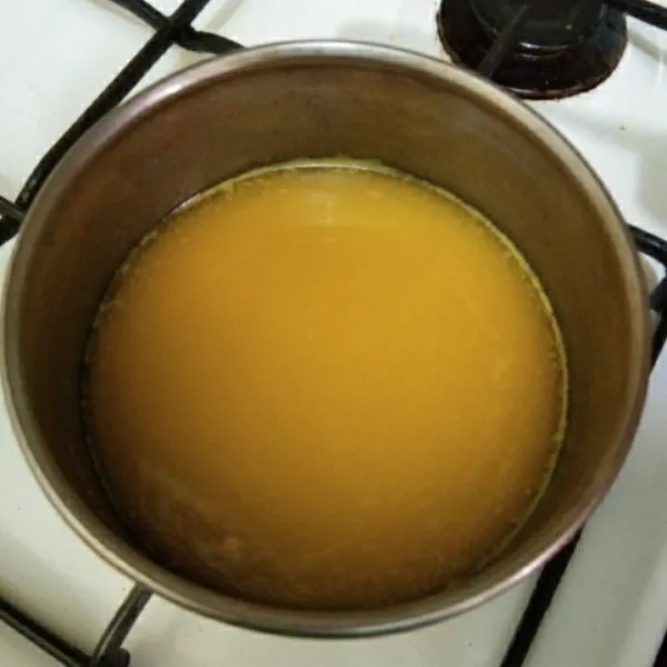 Lelehkan margarin, biarkan dingin