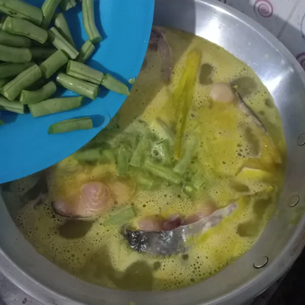 Masukkan buncis, cabai rawit, dan tambahkan air asam.