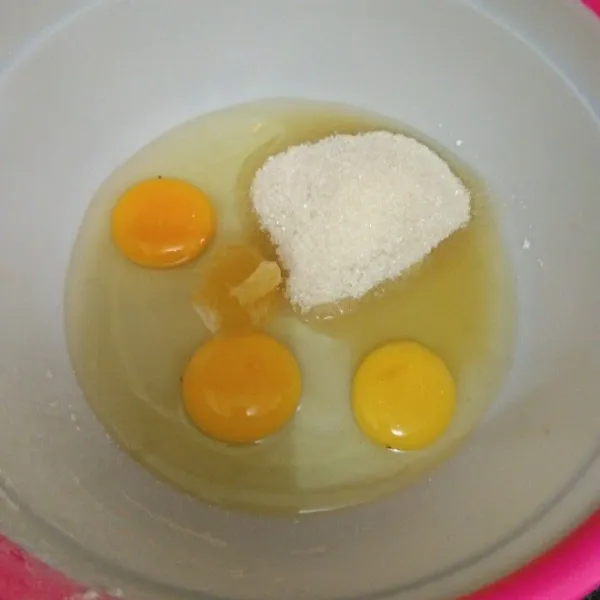 Dalam wadah, kocok gula pasir, sp dan telur ayam hingga mengembang berjejak