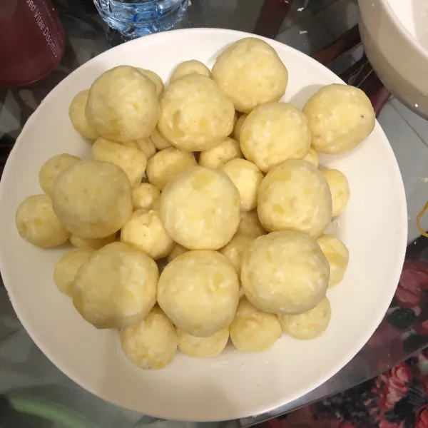 Bentuk bulat-bulat seperti ini (ukuran menyesuaikan). Setelah itu goreng diminyak yang panas sampai kecokelatan.