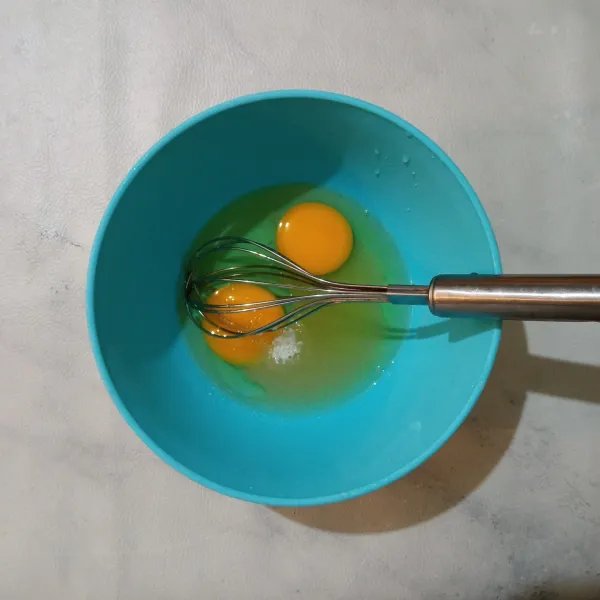 Kocok telur dan gula pasir hingga gula larut.