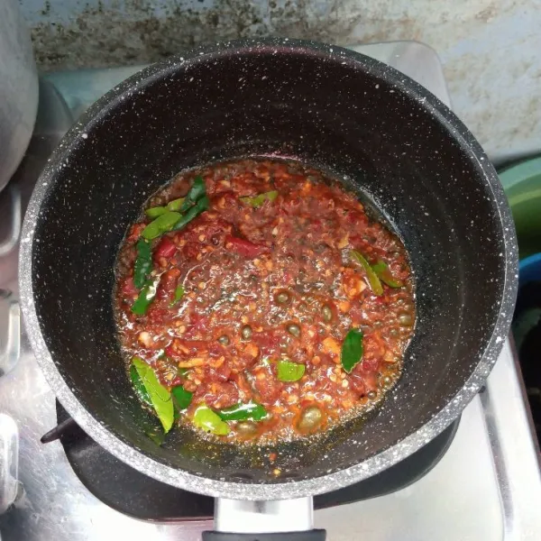 Ulek bumbu sampai halus. Kemudian tumis bersama daun jeruk sampai harum dan matang.