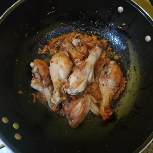 Masukkan ayam, lalu aduk rata.