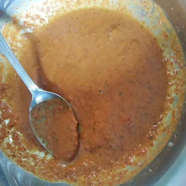 Campur semua bahan sambal kacang, aduk hingga rata.