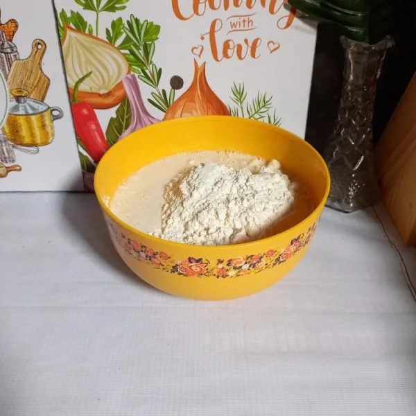 Masukkan tepung, gula pasir, garam, vanili, telur, dan santan ke dalam mangkuk.