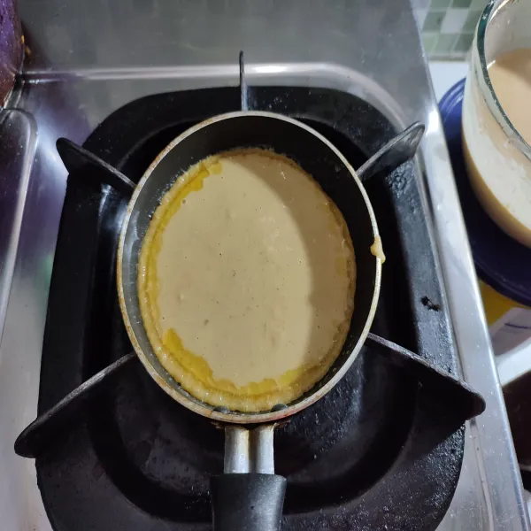Panaskan teflon anti lengket, kemudian masak pancake dengan api kecil.
