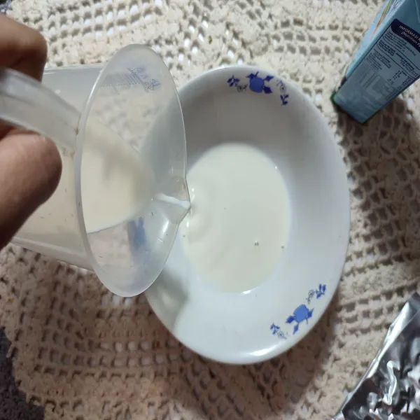 Tuang susu ke dalam mangkuk.