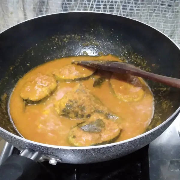 Tambahkan air lalu masukkan ikan masak hingga matang, koreksi rasa.