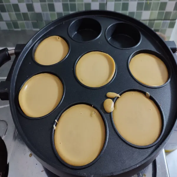 Panaskan cetakan snack maker, masukkan adonan pancake, lalu tutup.