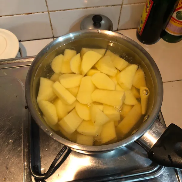 Rebus kentang yang sudah dipotong sampai benar-benar matang.