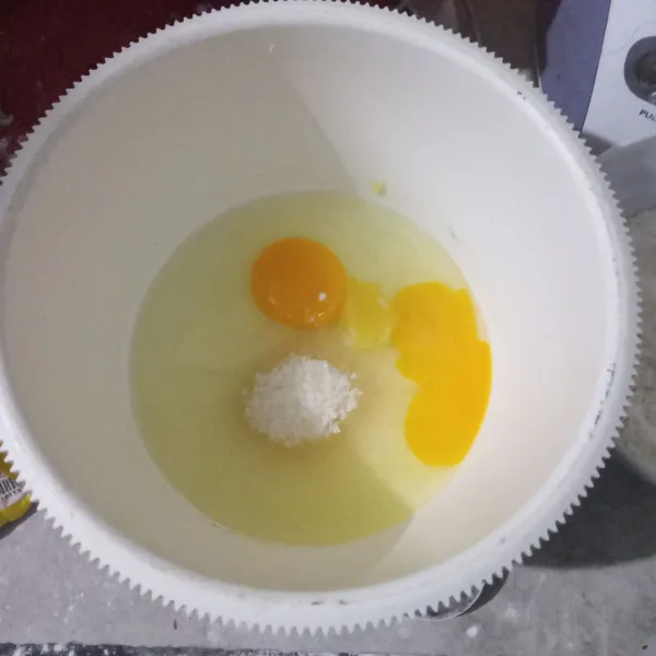 Kocok telur, gula pasir, dan SP hingga putih kental berjejak.