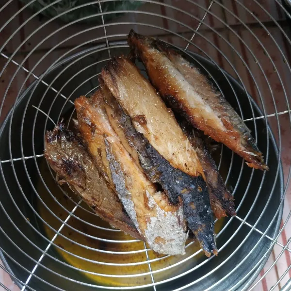 Cuci bersih ikan tongkol, kemudian goreng hingga matang.