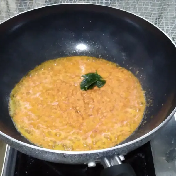 Tumis bumbu halus dan daun jeruk hingga wangi.