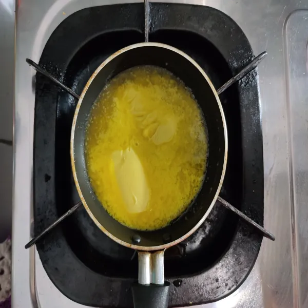 Lelehkan margarin, lalu sisihkan.