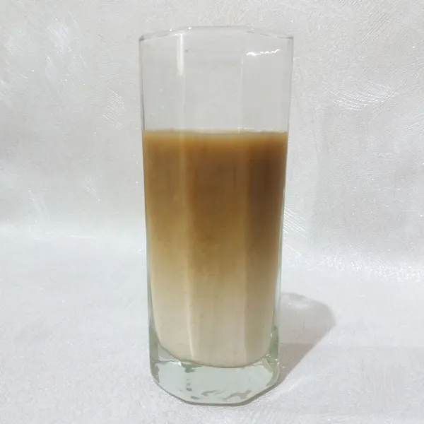 Tuang larutan fiber creme ke dalam gelas saji, kemudian tambahkan sari kacang hijau.