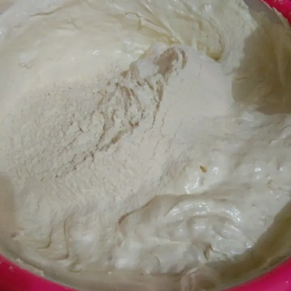 Masukan tepung terigu dengan cara di ayak, aduk rata