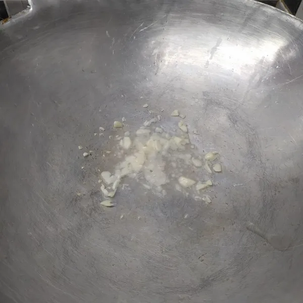 Saus Teriyaki : Panaskan sedikit minyak goreng, tumis bawang putih cincang sampai harum.