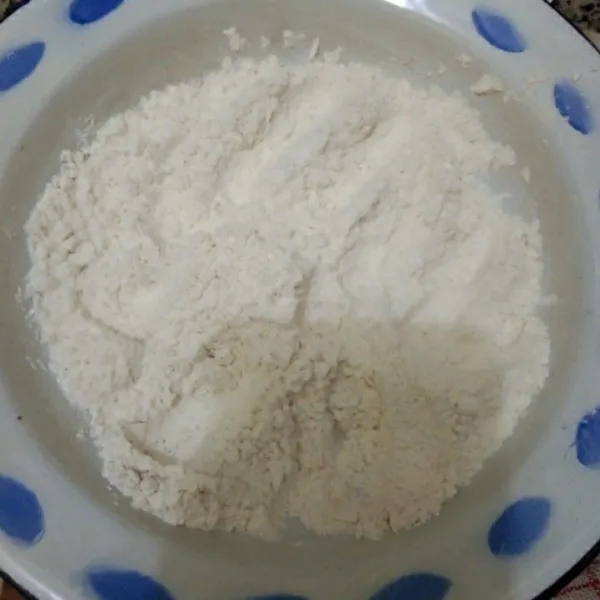 Campur bahan tepung seperti tepung serbaguna, tepung terigu, garam, kaldu jamur dan ketumbar bubuk aduk rata