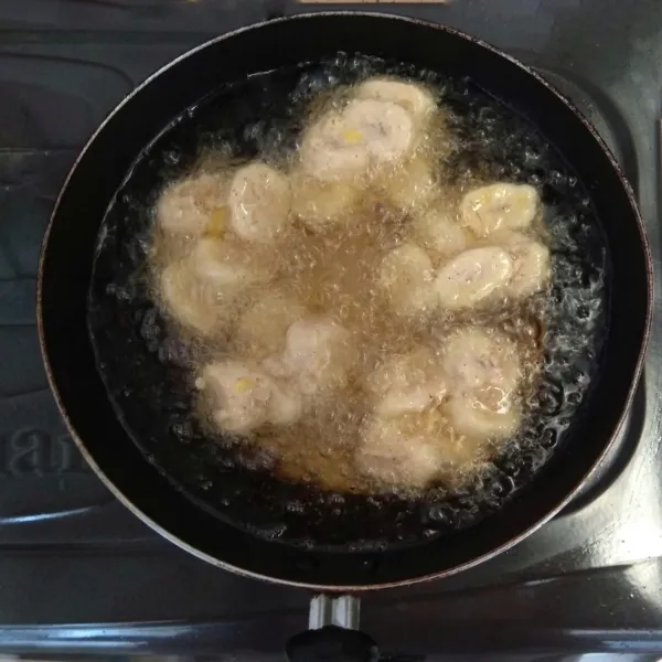 Ambil 1 sdm adonan pisang, lalu goreng dalam minyak panas  dengan api sedang hingga matang kuning keemasan. Angkat dan tiriskan. Pisang goreng kayumanis siap dinikmati hangat.