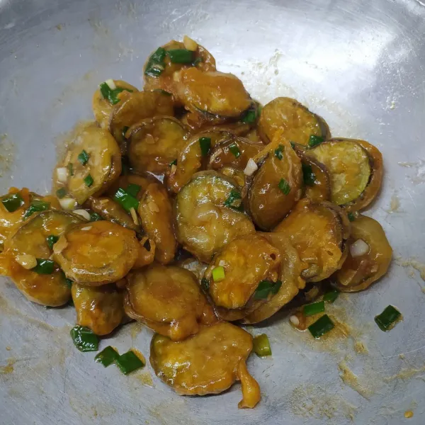 Masukkan terong krispi, aduk sampai rata dengan saus teriyaki.