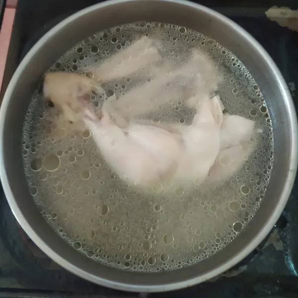 Rebus ayam, setelah matang dan dingin di potong-potong.