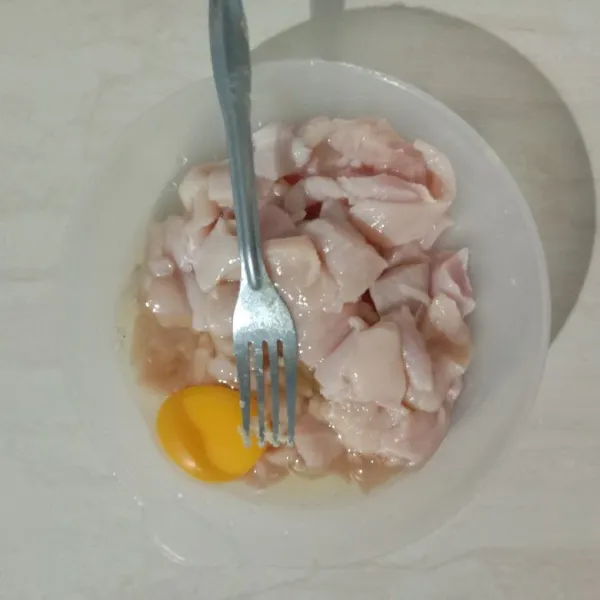Campur ayam dengan 1 butir telur.