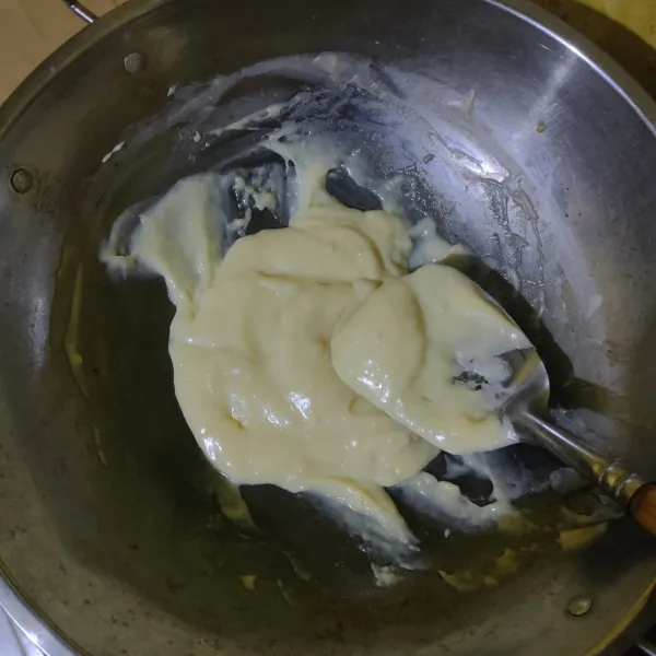 Masak menggunakan api kecil hingga meletup-letup dan matang (sambil terus diaduk agar tidak gosong).
