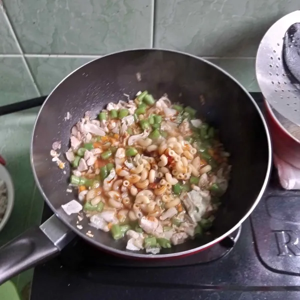 Masukkan makaroni, kecap manis, saus tiram, dan kaldu bubuk, cicipi rasanya.