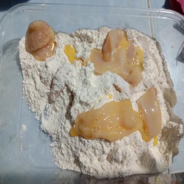 Baluri ayam dengan tepung serbaguna.