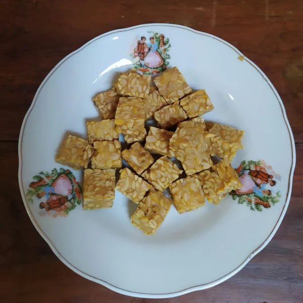 Goreng tempe setengah matang.