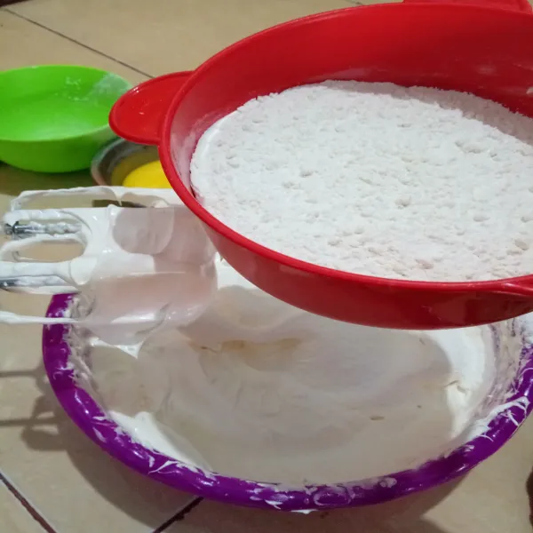 Masukkan ayakan tepung terigu dan tepung maizena, lalu aduk dengan spatula asal tercampur.