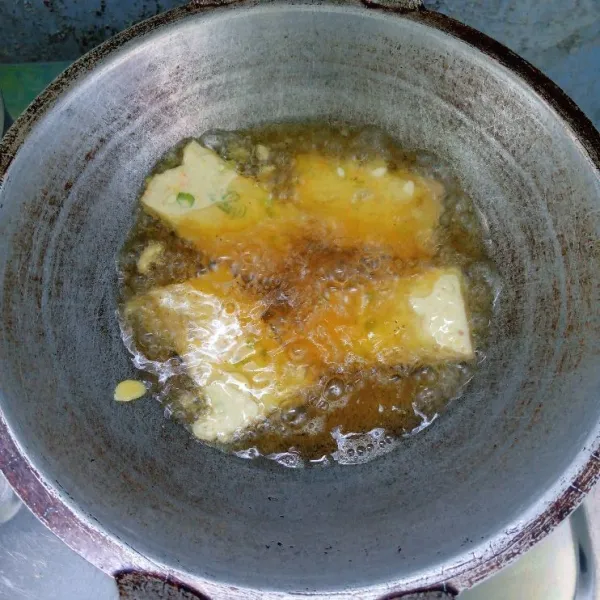 Goreng sampai matang. Angkat, lalu tiriskan dan sajikan.