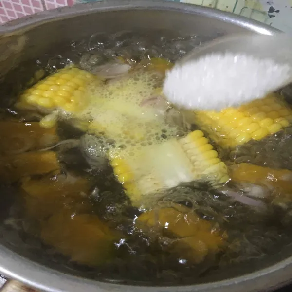 Tambahkan garam, gula pasir, dan penyedap rasa, lalu aduk rata.
