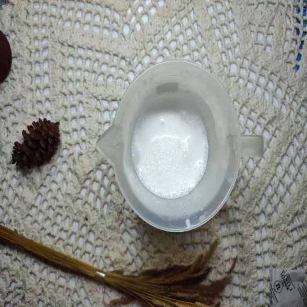 Campurkan semua bahan lapisan putih, aduk rata.