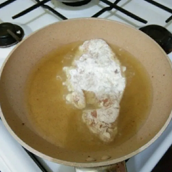 Goreng ayam hingga matang kecokelatan, tiriskan