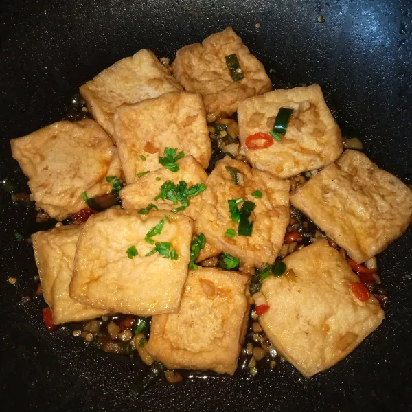 Koreksi rasanya, taburi irisan daun seledri, matikan api.