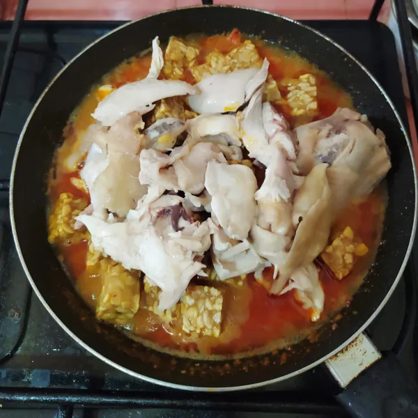 Tuang air, bumbui dengan garam, gula pasir, lada bubuk, dan kaldu bubuk. Masukkan tempe dan ayam.