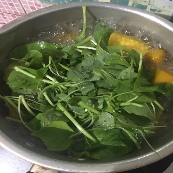 Terakhir tambahkan bayam, aduk rata dan masak hingga sayur matang semua (cicipi rasanya).