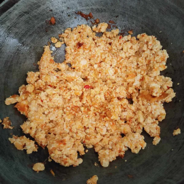 Masukan tahu, bumbui.