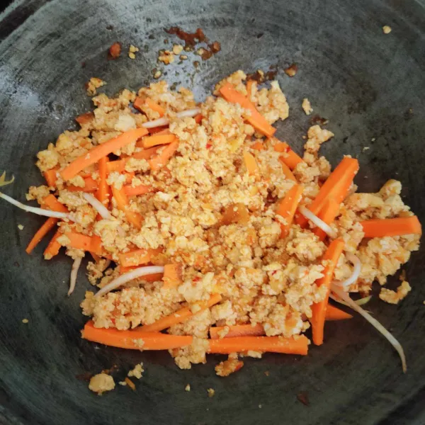Tambahkan air dan wortel lalu tutup pan, masak hingga wortel matang.