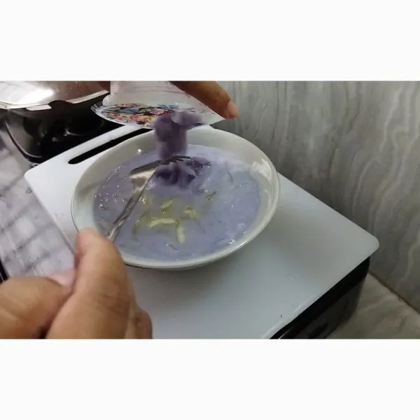 Campurkan susu cair, susu kental manis, pop Ice beserta melon.