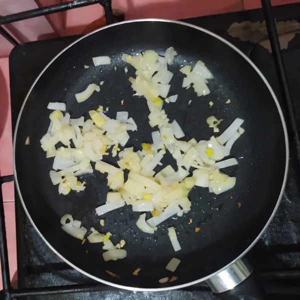 Tumis bawang bombay dan bawang putih dengan sedikit minyak sayur.
