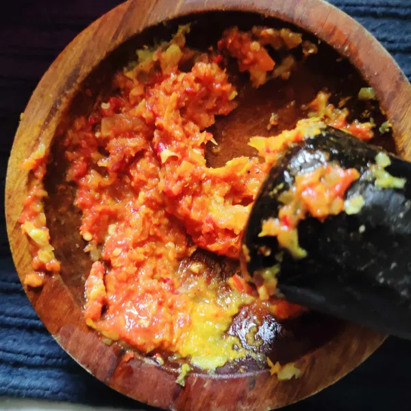 Haluskan bumbu halus.