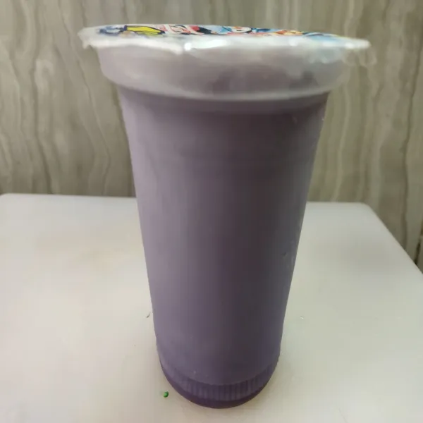 Campur pop Ice dengan es batu lalu blender. Agar hasilnya lebih baik taruh di freezer kurang lebih 20 menit. Hasilnya akan sedikit mirip es krim.