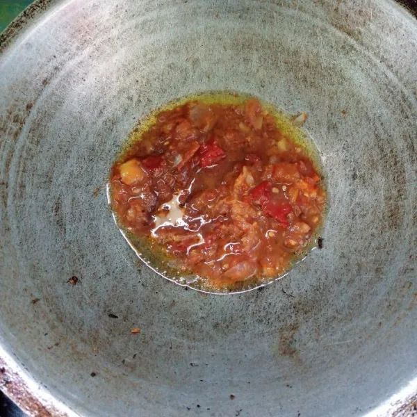 Tumis sambal sampai harum dan layu.