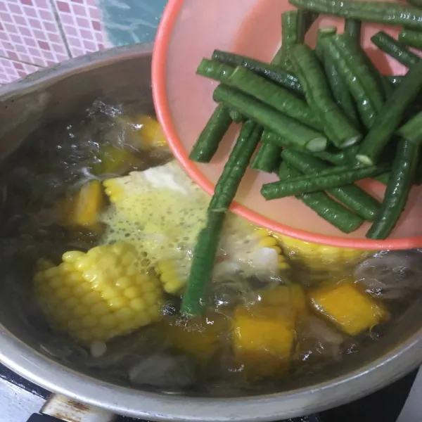Tambahkan kacang panjang.