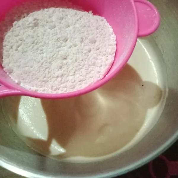 Tambahkan bahan B secara bertahap, aduk lipat sampai semua tepung tercampur.