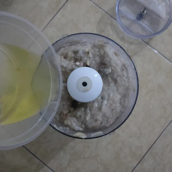 Masukkan putih telur, giling kembali. Pindahkan kedalam wadah.