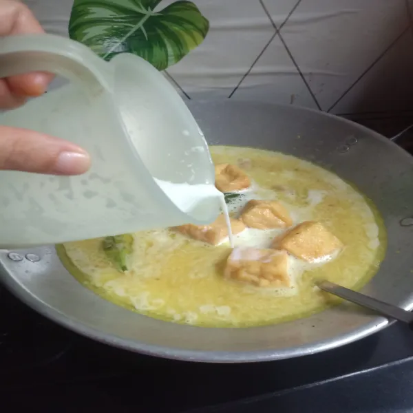 Terakhir masukkan santan, lalu aduk agar santan tidak pecah. Cicipi rasanya dan opor siap disajikan.